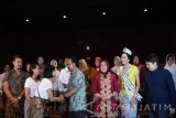 Wakil Gubernur Jawa Timur Saifullah Yusuf (keempat kanan) didampingi istri Fatma Saifullah Yusuf (ketiga kanan) berjabat tangan dengan aktris Dian Sastro Wardoyo (ketiga kiri), Deni Sumargo (kiri), Ayusitha (kedua kiri) ketika nonton bareng film Kartini di Surabaya, Jawa Timur, Selasa (18/4). Nonton bareng film Kartini produksi dari Legacy pictures bekerja sama dengan Screenplay productions tersebut diikuti 1.762 orang perempuan anggota Badan Kerjasama Organisasi Wanita (BKOW) Jatim di 11 studio bioskop tersebut. Antara Jatim/M Risyal Hidayat/zk/17