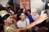 Aktris Dian Sastro Wardoyo (tengah) ber swa foto dengan pengunjung ketika nonton bareng film Kartini di Surabaya, Jawa Timur, Selasa (18/4).Nonton bareng film Kartini produksi dari Legacy pictures bekerja sama dengan Screenplay productions tersebut diikuti 1.762 orang perempuan anggota Badan Kerjasama Organisasi Wanita (BKOW) Jatim di 11 studio bioskop tersebut. Antara Jatim/M Risyal Hidayat/zk/17