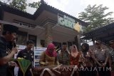 Menteri Sosial Khofifah Indar Parawansa (ketiga kiri) disaksikan Bupati Trenggalek Emil Elestianto dardak dan Wabup Trenggalek Mochammad Nur Arifin (kiri) menandatangani prasasti peresmian posko Gertak (gerakan tengok bawah masalah kemiskinan) di Trenggalek, Jawa Timur, Selasa (18/4). Mensos mengapresasi inovasi banyak daerah, termasuk Trenggalek, dalam upaya memvalidasi data kemiskinan, menyusun langkah penanganannya, hingga layanan pendidikan anak usia sekolah dengan tujuan memutus rantai kemiskinan yang masih tinggi di Indonesia. Antara Jatim/Destyan Sujarwoko/zk/17