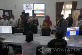 Menteri Sosial Khofifah Indar Parawansa (tengah) mendengarkan paparan Wakil Bupati Trenggalek Mochammad Nur Arifin (keempat kiri) saa6t peresmian posko Gertak (gerakan tengok bawah masalah kemiskinan) di Trenggalek, Jawa Timur, Selasa (18/4). Mensos mengapresasi inovasi banyak daerah, termasuk Trenggalek, dalam upaya memvalidasi data kemiskinan, menyusun langkah penanganannya, hingga layanan pendidikan anak usia sekolah dengan tujuan memutus rantai kemiskinan yang masih tinggi di Indonesia. Antara Jatim/Destyan Sujarwoko/zk/17