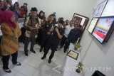 Menteri Sosial Khofifah Indar Parawansa (kiri) mendengarkan paparan Wakil Bupati Trenggalek Mochammad Nur Arifin (ketiga kanan) saat peresmian posko Gertak (gerakan tengok bawah masalah kemiskinan) di Trenggalek, Jawa Timur, Selasa (18/4). Mensos mengapresasi inovasi banyak daerah, termasuk Trenggalek, dalam upaya memvalidasi data kemiskinan, menyusun langkah penanganannya, hingga layanan pendidikan anak usia sekolah dengan tujuan memutus rantai kemiskinan yang masih tinggi di Indonesia. Antara Jatim/Destyan Sujarwoko/zk/17