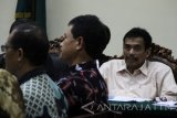 Terdakwa Wali Kota Madiun nonaktif Bambang Irianto (kanan) mendengarkan saksi dari jaksa penuntut umum dalam sidang lanjutan kasus Korupsi menerima gratifikasi sebesar Rp 50 miliar dalam proyek pembangunan Pasar Besar Kota Madiun di Pengadilan Tindak Pidana Korupsi (tipikor) Surabaya di Juanda, Sidoarjo, Jawa Timur, Selasa (18/4).  Agenda sidang tersebut Jaksa penuntut umum dari Komisi Pemberantasan korupsi menghadirkan 5 saksi. Antara Jatim/Umarul Faruq/zk/17