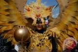 Peserta berparade mengikuti ''Fashion Carnaval On The Street'' saat Pameran Ekonomi Kreatif di Sukabumi, Jawa Barat, Sabtu (15/4). Kegiatan yang diselenggarakan tanggal 15-16 April tersebut merupakan rangkaian peringatan hari jadi ke-103 Kota Sukabumi. (ANTARA FOTO/Budiyanto/pras/17).