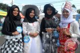 Empat pelajar SMA Negeri 3 menampilkan kostum berbahan baku limbah saat mengikuti ''Fashion Carnaval On The Street'' pada Pameran Ekonomi Kreatif di Sukabumi, Jawa Barat, Sabtu (15/4). Kegiatan yang diselenggarakan tanggal 15-16 April tersebut merupakan rangkaian peringatan hari jadi ke-103 Kota Sukabumi. (ANTARA FOTO/Budiyanto/pras/17).
