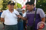 Komitmen Bupati Kabupaten Hulu Sungai Selatan (HSS) H. Achmad Fikry dalam memberikan pelayanan terbaik untuk warganya salah satunya diwujudkan dengan melalui Program Bupati Menjawab kerjasama Dinas Kominfo HSS dengan salah satu radio lokal, program ini untuk menjaring aspirasi warga yang direspon langsung oleh Bupati dan Kepala Satuan Organisasi Perangkat Daerah (SOPD), program ini rutin di gelar setiap Selasa Malam dari Jam 20.30 - 22.00 Wita. Foto : Fathurrahman/Antara Kalsel