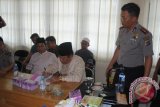 Kedua tokoh Pengajian Sesat, Jamberi dan Juhdari menanda tangani pernyataan menghentikan pengajaran aliran sesat di Kabupaten Hulu Sungai Selatan (HSS) Pertemuan ini difasilitasi Kapolres HSS AKBP Sukendar Eka Ristiyan Putra di Aula Polres HSS, Kandangan, Rabu (19/4). Foto : Fathurrahman/Antara Kalsel