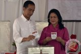 Presiden Joko Widodo (kiri) dan Ibu Negara Iriana Joko Widodo (kanan) memasukkan surat suara saat menggunakan hak pilih di TPS 04 Gambir, Jakarta, Rabu (19/4). Presiden berharap Pilkada DKI Jakarta dapat menghasilkan pemimpin DKI Jakarta yang terbaik dan terpercaya. ANTARA FOTO/Puspa Perwitasari/wdy/17