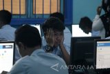 Sejumlah siswa mengerjakan soal pelajaran produktif teknik audio video (TAV) saat mengikuti Ujian Nasional Berbasis Komputer (UNBK) susulan di SMK Negeri 2 Surabaya, Jawa Timur, Rabu (19/4). Sekitar 9.000 pelajar Sekolah Menengah Kejuruan (SMK) di wilayah Jawa Timur mengikuti UNBK susulan pada Selasa dan Rabu 18-19 April 2017 karena kendala teknis saat pelaksanaan ujian, di antaranya tidak munculnya pertanyaan pada soal yang bergambar. Antara Jatim/Moch Asim/zk/17