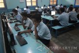 Sejumlah siswa mengerjakan soal pelajaran produktif teknik audio video (TAV) saat mengikuti Ujian Nasional Berbasis Komputer (UNBK) susulan di SMK Negeri 2 Surabaya, Jawa Timur, Rabu (19/4). Sekitar 9.000 pelajar Sekolah Menengah Kejuruan (SMK) di wilayah Jawa Timur mengikuti UNBK susulan pada Selasa dan Rabu 18-19 April 2017 karena kendala teknis saat pelaksanaan ujian, di antaranya tidak munculnya pertanyaan pada soal yang bergambar. Antara Jatim/Moch Asim/zk/17