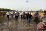 Meninjau Jalan Rusak di Kecamatan Huta Bayu