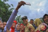 Masyarakat Kecamatan Pamatang Sidamanik foto bersama JR Saragih