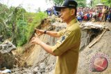 Meninjau longsor di Kecamatan Pamatang Sidamanok dan menginstruksikan penyelesaian penanganan