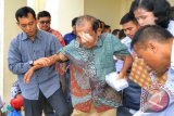 Membantu pasien operasi katarak Di rumah sakit umum Perdagangan, Kecamatan Bandar