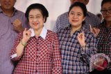 Ketua Umum PDIP Megawati Soekarnoputri (kiri) bersama Menteri PMK Puan Maharani (kanan) menunjukan tinta di jari usai menggunakan hak pilih pada Pilkada DKI Jakarta, di Jakarta, Rabu (19/4). Pilkada DKI Jakarta putaran kedua diikuti dua pasang calon Ahok-Djarot dan Anies-Sandi. ANTARA FOTO/Muhammad Adimaja/wdy/17