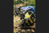 Warga berada samping truk yang terguling usai menabrak rumah warga di jalur pantura Pengasinan, Kabupaten Tegal, Jawa Tengah, Selasa (18/4). Kecelakaan truk pengangkut perabotan rumah tangga tersebut diduga karena sopir mengantuk. ANTARA FOTO/Oky Lukmansyah/aww/17.