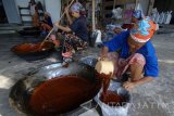 Pekerja menyelesaikan proses pembuatan gula aren di Desa Parenduan, Sumenep, Jawa Timur, Kamis (20/4). Gula aren yang dipasarkan kesejumlah daerah di Madura dengan harga Rp10.200 per kg itu produksinya mencapai 2 ton per pekan dan menjelang bulan puasa jumlah tersebut diperkirakan mencapai 3 ton. Antara Jatim/Saiful Bahri/zk/17
