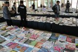 Sejumlah pengunjung memilih buku bacaan yang dihargai mulai dari Rp5.000 per eksemplar saat pameran buku murah di Gedung Nasional Indonesia, Kota Kediri, Jawa Timur, Kamis (20/4). Pameran yang menyajikan ribuan judul buku bermutu dari sejumlah penerbitan selama sepuluh hari tersebut sepi pengunjung yang disinyalir karena kurangnya minat baca masyarakat. Antara Jatim/Prasetia Fauzani/zk/17