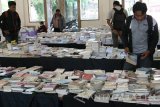 Sejumlah pengunjung memilih buku bacaan yang dihargai mulai dari Rp5.000 per eksemplar saat pameran buku murah di Gedung Nasional Indonesia, Kota Kediri, Jawa Timur, Kamis (20/4). Pameran yang menyajikan ribuan judul buku bermutu dari sejumlah penerbitan selama sepuluh hari tersebut sepi pengunjung yang disinyalir karena kurangnya minat baca masyarakat. Antara Jatim/Prasetia Fauzani/zk/17