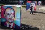Pengunjung melihat instalasi seni pop art wajah sejumlah tokoh nasional dalam Pameran Pop Art Tokoh Malang di alun-alun, Malang, Jawa Timur, Kamis (20/4). Pameran yang diadakan di ruang publik selama tujuh hari tersebut menampilkan 30 seni Pop Art wajah para tokoh nasional yang berasal dari Malang. Antara Jatim/Ari Bowo Sucipto/zk/17.
