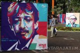 Pengunjung melihat instalasi seni pop art wajah pejuang HAM, Munir Said Bin Thalib dalam Pameran Pop Art Tokoh Malang di alun-alun, Malang, Jawa Timur, Kamis (20/4). Pameran yang diadakan di ruang publik selama tujuh hari tersebut menampilkan 30 seni Pop Art wajah para tokoh nasional yang berasal dari Malang. Antara Jatim/Ari Bowo sucipto/zk/17.