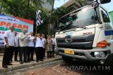 Gubernur Jawa Timur Soekarwo (kelima kiri) bersama Direktur SDM dan Umum Bulog Wahyu Suparyono (keempat kiri) dengan disaksikan Menteri Perdagangan Enggartiasto Lukita (ketiga kiri) melepas pengiriman bahan pangan berupa beras dan gula ke Papua, NTT dan Kalimantan Timur di Surabaya, Jawa Timur, Rabu (19/4). Pengiriman 66 ton beras dan 22 ton gula Bulog Jawa Timur tersebut merupakan upaya pemerataan stok di daerah nonprodusen. Antara Jatim/Didik Suhartono/zk/17