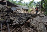 Petugas Badan Penanggulangan Bencana Daerah (BPBD) melihat reruntuhan rumah di kawasan longsor Desa Banaran, Pulung, Ponorogo, Jawa Timur, Kamis (20/4). Luapan sungai yang membawa material longsoran bukit mengakibatkan sebuah rumah hanyut dan dua rumah roboh. Antara Jatim/Siswowidodo/zk/17