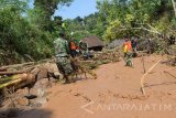 Relawan membuat saluran air di kawasan bencana longsor Desa Banaran, Pulung, Ponorogo, Jawa Timur, Kamis (20/4). Sungai di desa tersebut tertimbun material longsor, sehingga perlu dibuatkan saluran air agar aliran sungai yang tersumbat tidak meluap ke permukiman warga bila sewaktu-waktu diguyur hujan.  Antara Jatim/Siswowidodo/zk/17