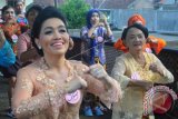 Peserta mengikuti senam massal dengan menggunakan pakaian kebaya di Kota Salatiga, Jawa Tengah, Kamis (20/4). Kegiatan tersebut untuk memperingati hari Kartini. ANTARA FOTO/Aloysius Jarot Nugroho/wdy/17.