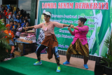 Peserta mengikuti senam massal dengan menggunakan pakaian kebaya di Kota Salatiga, Jawa Tengah, Kamis (20/4). Kegiatan tersebut untuk memperingati hari Kartini. ANTARA FOTO/Aloysius Jarot Nugroho/aww/17.