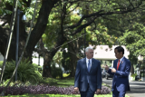 Presiden Joko Widodo (kanan) berbincang dengan Wakil Presiden Amerika Serikat Michael R. Pence (kiri) di halaman Istana Kepresidenan saat kunjungan kehormatan, Jakarta, Kamis (20/4). Presiden Jokowi dan Wapres AS Michael R. Pence membahas kerja sama ekonomi bilateral, peningkatan kemitraan strategis antara Indonesia-Amerika Serikat serta isu-isu kawasan dan internasional yang menjadi kepentingan bersama, diantaranya masalah stabilitas kawasan Semenanjung Korea. ANTARA FOTO/Puspa Perwitasari/aww/17.