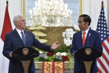 Presiden Joko Widodo (kanan) bersama Wakil Presiden Amerika Serikat Michael R. Pence (kiri) menyampaikan keterangan kepada wartawan disela-sela kunjungan kehormatan di Istana Merdeka, Jakarta, Kamis (20/4). Presiden Jokowi dan Wapres AS Michael R. Pence membahas kerja sama ekonomi bilateral, peningkatan kemitraan strategis antara Indonesia-Amerika Serikat serta isu-isu kawasan dan internasional yang menjadi kepentingan bersama, diantaranya masalah stabilitas kawasan Semenanjung Korea. ANTARA FOTO/Puspa Perwitasari/aww/17.