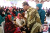 Bupati Kabupaten Hulu Sungai Selatan(HSS) H Achmad Fikry dan Ketua Tim Penggerak PKK HSS Hj. Isnaniah A. Fikry menyerahkan paket Sembako untuk lima Ibu Lanjut usia (Lansia) dalam Puncak Peringatan Hari Kartini ke-138 tahun 2017 di Pendopo Kabupaten HSS, Jumat (21/4). Foto : Antara/ Dinas Kominfo HSS/ Antara Kalsel