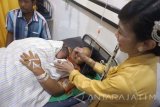 Petugas medis melayani pasien ibu-bayi usai persalinan secara normal di RSUD dr Iskak, Tulungagung, Jawa Timur, Jumat (21/4). RSUD dr Iskak memberikan kado khusus kepada satu dari delapan pasien bersalin rawat inap setempat yang melahirkan tepat pada 21 April, bersamaan dengan hari lahir Pahlawan Nasional RA Kartini. Antara Jatim/Destyan Sujarwokozk//17