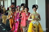 Sejumlah model memperagakan busananya pada Festival Kebaya di Bandara Hijau Banyuwangi, Jawa Timur, Jumat (21/4). Festival yang melibatkan ratusan designer kebaya tersebut, sebagai upaya untuk meningkatkan daya saing para designer dan perajin lokal. Antara Jatim/Budi Candra Setya/zk/17.