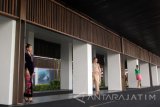 Sejumlah model memperagakan busananya pada Festival Kebaya di Bandara Hijau Banyuwangi, Jawa Timur, Jumat (21/4). Festival yang melibatkan ratusan designer kebaya tersebut, sebagai upaya untuk meningkatkan daya saing para designer dan perajin lokal. Antara Jatim/Budi Candra Setya/zk/17.