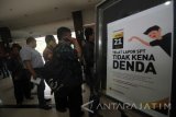Petugas kantor pelayanan pajak melayani wajib pajak dalam pelaporan Surat Pemberitahuan Tahunan (SPT) Pajak Penghasilan (PPh) Orang Pribadi (OP) tahun 2016 di Kanwil Direktorat Jenderal Pajak (DJP) Jawa Timur I, Surabaya, Jawa Timur, Jumat (21/4). Berdasarkan keterangan resmi DJP, Selasa (18/4), per 14 April 2017, wajib pajak yang telah menyampaikan SPT 2016 sebanyak 9.789.398 wajib pajak atau 58,97 persen dari total wajib pajak wajib lapor SPT 16.599.632 wajib pajak. Antara Jatim/Moch Asim/zk/17 