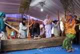 Sejumlah siswi memainkan karawitan di SMKN 3 Jember, Jawa Timur, Jumat (21/4). SMKN 3 Jember memperingati Hari Kartini yang mengangkat tema Menggali Tradisi Untuk Kerukunan dan Kebersamaan dengan memainkan karawitan dan kesenian tradisional kotekan lesung.
Antara Jatim/Seno/zk/17.