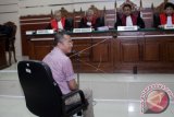 Terdakwa kasus dugaan korupsi pelepasan aset PT PWU Jatim, Dahlan Iskan menjalani sidang Putusan di Pengadilan Tindak Pidana Korupsi (Tipikor) Juanda, Sidoarjo, Jawa Timur, Jumat (21/4). Majelis hakim menjatuhkan vonis pidana penjara selama 2 tahun dengan status tahanan kota, denda Rp100 Juta dan subsider 2 bulan. ANTARA FOTO/Umarul Faruq/wdy/17