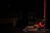 Sejumlah pemain mementaskan teater bertajuk 'Listen To Me' di Petra Little Theatre Universitas Kristen Petra (UKP) Surabaya, Jawa Timur, Kamis (20/4). Lakon 'Listen To Me' yang ditulis oleh Febyola Linando tersebut menceritakan hubungan orang tua dengan anak yang kerap mengintervensi dalam pengambilan keputusan untuk menentukan masa depan sang anak. Antara Jatim/Moch Asim/zk/17