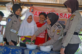 Sejumlah polisi wanita (Polwan) membuat kue bersama komunitas anak jalanan yang tergabung di Rumah Tawon, Tangerang, Banten, Kamis (20/4). Kegiatan tersebut dalam rangka menyambut Hari Kartini 2017, dan bentuk edukasi kepada masyarakat. ANTARA FOTO/Fajrin Raharjo/ama/17