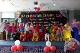 Siswa-siswi SD Global Islamic Labschool usai acara pagelaran busana daerah untuk memperingatan Hari Kartini di Depok, Jawa Barat. (Antara Foto/Feru Lantara)