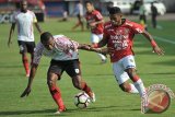 Pesepak bola Persipura Yustinus Pae (kiri) berebut bola dengan pesepak bola Bali United, Yabes Roni Malaifani dalam Pertandingan Liga 1 di Stadion I Wayan Dipta, Gianyar, Bali, Minggu (23/4). Bali United kalah dari Persipura dengan skor 1-2. Antara Bali/Nyoman Budhiana/17.