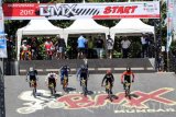 Sejumlah pembalap BMX beradu kecepatan pada kejuaraan International BMX di Sirkuit Muncar, Banyuwangi, Jawa Timur, Sabtu (22/4). Kompetisi yang memasuki tahun ke dua tersebut diikuti 301 peserta dari berbagain Negara seperti Jepang, Malaysia, Hongkong, Australia, USA dan Indonesia. Antara Jatim/Budi Candra Setya/zk/17.