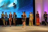 Sejumlah model memperagakan busana kebayanya pada acara Festival Kebaya di Cungking, Banyuwangi, Jawa Timur, Sabtu (22/4)malam. Perhelatan Festival Kebaya yang melibatkan 100 designer kebaya lokal dan nasional tersebut, menampilkan keragaman gaya kebaya mulai dari glamor, kasual, klasik hingga kontenporer.Antara Jatim/Budi Candra Setya/zk/17.