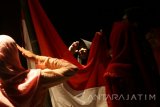 Seniman yang tergabung dalam teater Keliling mementaskan lakon 'Sang Saka' di Situs Persada Soekarno Ndalem Pojok, Kediri, Jawa Timur, Sabtu (22/4) malam. Kelompok teater pimpinan Rudolf Puspo dan Jajang C. Noer yang telah mendapatkan penghargaan Rekor Muri dengan pentas terbanyak 1500 kali tersebut hadir di rumah masa kecil Bung Karno guna menumbung kembangkan cinta tanah air kepada generasi muda melalui seni pertunjukan. Antara Jatim/Prasetia Fauzani/zk/17