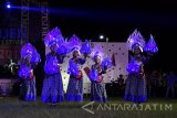 Sejumlah penari menampilkan Tari Kreasi Blue Fire dalam rangkaian Ijen Festival 2017 di Alun-alun Ki Ronggo Bondowoso, Jawa Timur, Sabtu (22/4) malam. Tari Kreasi Blue Fire atau api biru merupakan tarian yang mengvisualkan keindahan blue fire Kawah Ijen yang berada di wilayah Bondowoso dan Banyuwangi. 
Antara Jatim/Seno/zk/17.