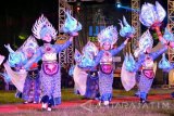 Sejumlah penari menampilkan Tari Kreasi Blue Fire dalam rangkaian Ijen Festival 2017 di Alun-alun Ki Ronggo Bondowoso, Jawa Timur, Sabtu (22/4) malam. Tari Kreasi Blue Fire atau api biru merupakan tarian yang mengvisualkan keindahan blue fire Kawah Ijen yang berada di wilayah Bondowoso dan Banyuwangi. 
Antara Jatim/Seno/zk/17.