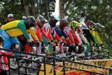 Sejumlah pembalap bersiap melakukan start pada final hari ke 2 Banyuwangi International BMX 2017 di Sirkuit BMX Muncar, Banyuwangi, Jawa Timur, Minggu (23/4). Kejuaraan International BMX yang masuk dalam kalender Persatuan Sepeda Balap Internasiol (UCI) tersebut, sebagai ajang mengumpulkan poin bagi atlet BMX. Antara Jatim/Budi Candra Setya/zk/17. 