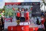 Juara Banyuwangi International BMX Kohei Toshii (tengah) asal Jepang bersama Juara kedua I Gusti Bagus Saputra (kiri) Timnas Indonesia, dan juara ketiga Rio Akbar (kanan) Timnas Indonesia naik podium menerima penyerahan piala di Sirkuit BMX Muncar, Banyuwangi, Jawa Timur, Minggu (23/4). Kohei Toshii berhasil mempertahankan gelar juara kategori 'Elite Me'