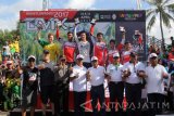 Sejumlah pemenang Banyuawangi International BMX 2017 foto bersama di Sirkuit BMX Muncar, Banyuwangi, Jawa Timur, Minggu (23/4). Hari terakhir kompetisi BMX internasional tersebut, Kohei Toshii (jepang) berhasil gelar juara kategori 'Elite Men' dan Elga Kharisma berhasil meraih Juara pertama kategori Elite Women. Antara Jatim/Budi Candra Setya/zk/17.